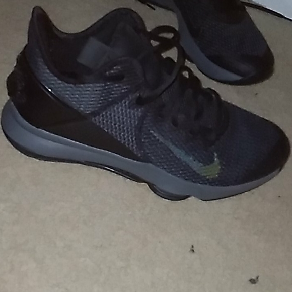 Lebron witness 4 shoes, clothing, and 3 ps4 games - Picture 9 of 12